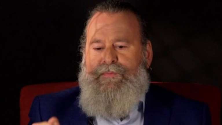 Ο Κωστής Σαββιδάκης αποκάλυψε ένα απίθανο περιστατικό που του έτυχε εξαιτίας του &quot;Παπα-Γρηγόρη&quot;: &quot;Νόμιζε ότι όντως είμαι παπάς&quot;