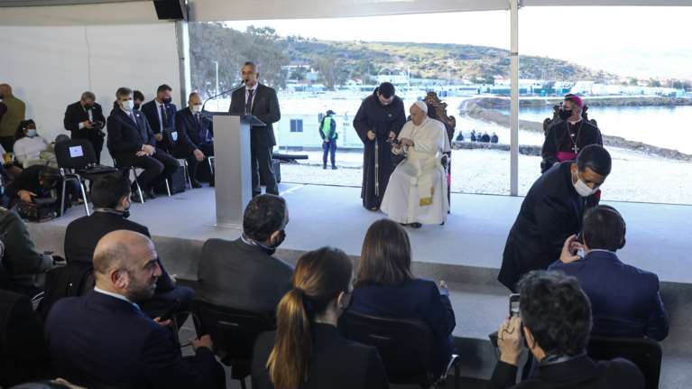 Πάπας Φραγκίσκος: Στη Λέσβο ο Ποντίφικας - Επισκέπτεται τον προσφυγικό καταυλισμό [Εικόνες]