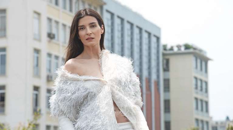 Η Αντιγόνη Κουλουκάκου εντυπωσιάζει με μαύρο μαγιό και λευκό πουκάμισο - Συνεχίζει τις διακοπές της [εικόνες]