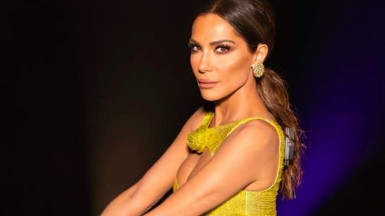 Η Δέσποινα Βανδή φωτογραφίζεται με τους συμμαθητές της από το Λύκειο