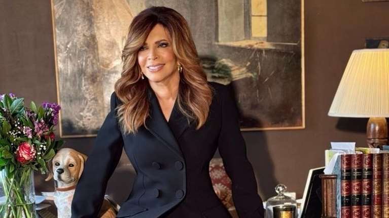 Η Μιμή Ντενίση φόρεσε ένα glam σακάκι με μαύρες παγιέτες από τον αγαπημένο της σχεδιαστή