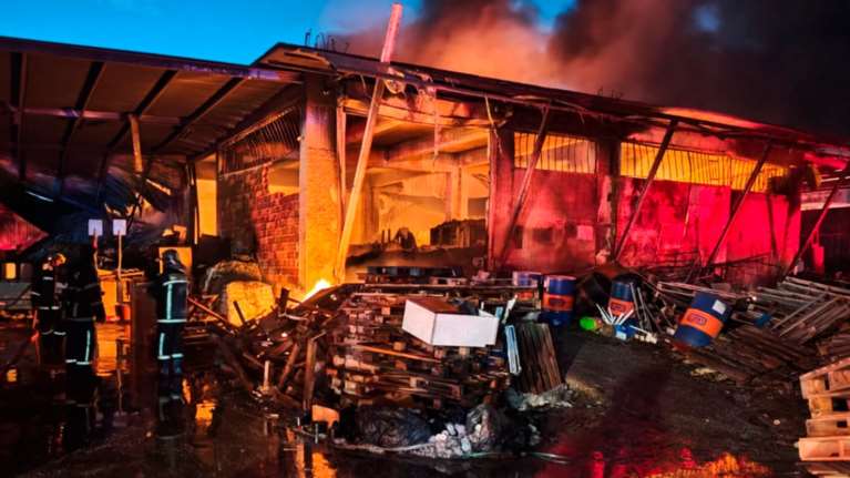 Μεγάλη φωτιά σε εργοστάσιο πλαστικών στο Μενίδι: Κάηκε ολοσχερώς - Ηχησε το 112 στην περιοχή [βίντεο]