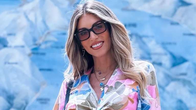 H Αθηνά Οικονομάκου φόρεσε τα ιδανικά πέδιλα που ταιριάζουν τέλεια με μίνι φούστες και φορέματα