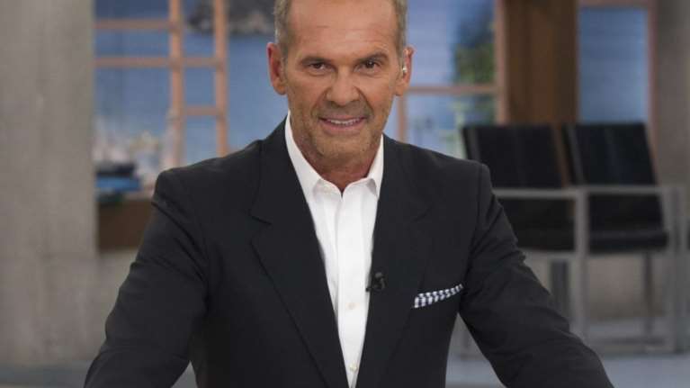 Ο Πέτρος Κωστόπουλος ποζάρει χαμογελαστός μετά από &quot;εγχειρήσεις αναστήλωσης&quot;