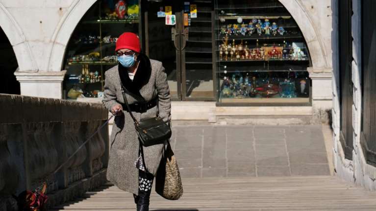 Κορονοϊός: Σε τεντωμένο σκοινί οι χώρες που θα προχωρήσουν σε άρση των περιορισμών λένε οι επιστήμονες