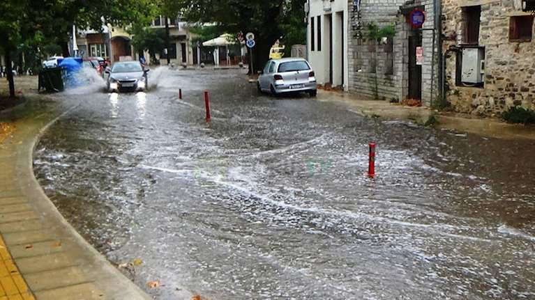 Σφοδρή βροχόπτωση &quot;χτύπησε&quot; τα Γιάννενα: Δρόμοι ποτάμια, πεσμένα δέντρα, προβλήματα στην ηλεκτροδότηση  [Βίντεο]