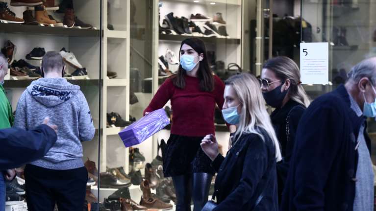 Κορονοϊός: Συναγερμός στην Αττική με 327 νέα κρούσματα - Τα 98 στο κέντρο της Αθήνας - 197 στη Θεσσαλονίκη