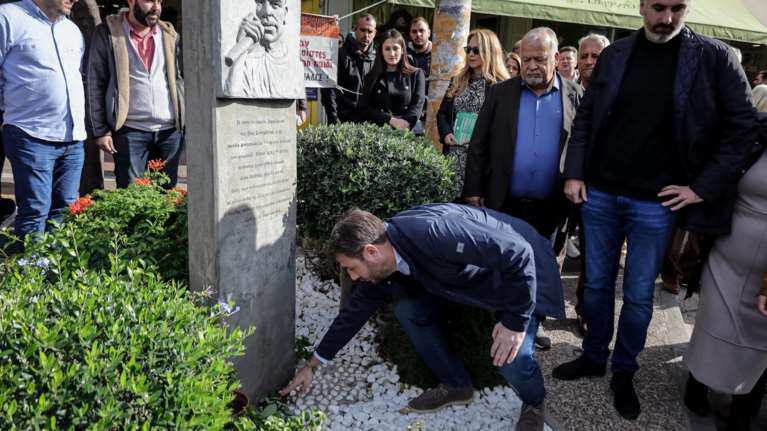 Περιοδεία Ανδρουλάκη στο Κερατσίνι - Αφησε λουλούδι στο μνημείο του Παύλου Φύσσα [εικόνες]