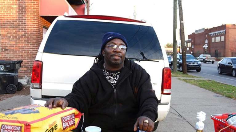 Αιματοχυσία χωρίς τέλος στις ΗΠΑ: Νεκρός από πυρά αστυνομικών δημοφιλής Αφροαμερικανός εστιάτορας του Κεντάκι