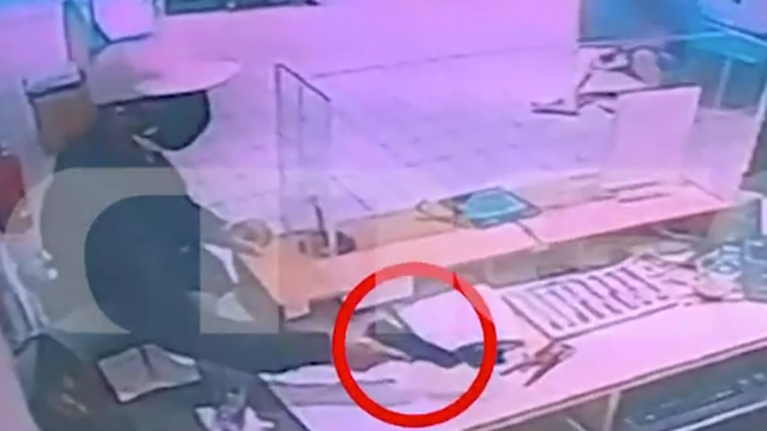 Νέα Φιλαδέλφεια: Καρέ- καρέ η ένοπλη ληστεία σε τράπεζα με όμηρο μία γυναίκα [Βίντεο]