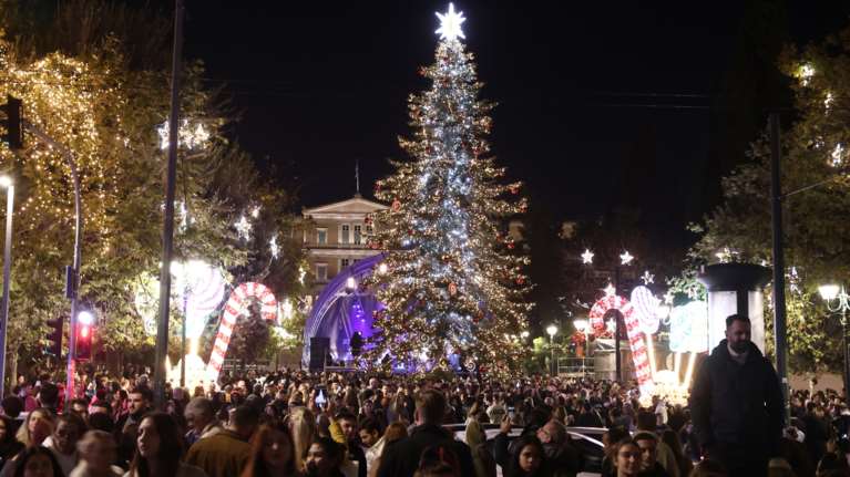 Αθήνα: Πότε θα φωταγωγηθεί το χριστουγεννιάτικο δέντρο στο Σύνταγμα - Από ποιο χωριό έρχεται