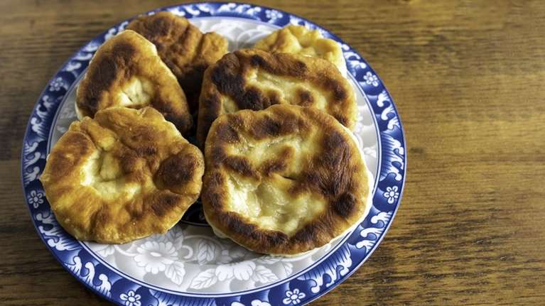 Αφράτα και πεντανόστιμα τηγανόψωμα με φέτα – Έτοιμα σε λίγα λεπτά