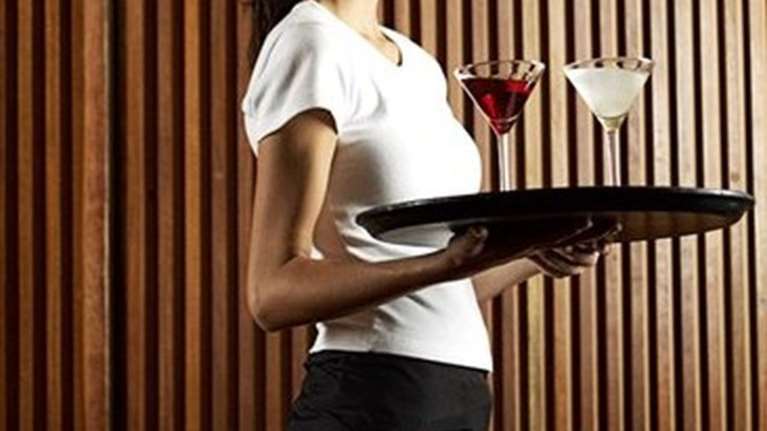 Πάτρα: Ιδιοκτήτης εστιατορίου παρενόχλησε τη σερβιτόρα, αλλά ήξερε πολεμικές τέχνες και τον έδειρε