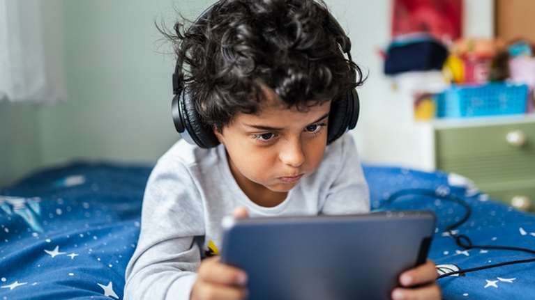 Πώς οι βίαιες σκηνές σε μια ταινία ή ένα βίντεο που θα δει το παιδί μας μπορούν να το επηρεάσουν;