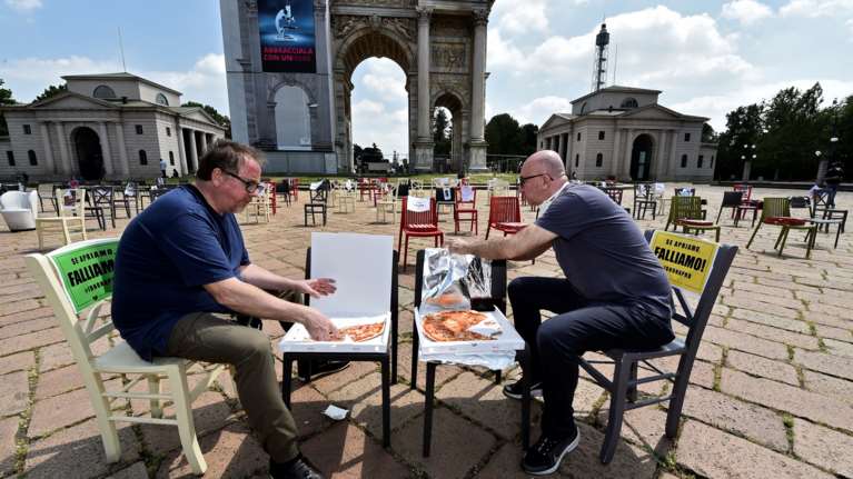 "διαΝΕΟσις": Πώς βγαίνει ο κόσμος από την καραντίνα - Τα κοινά σημεία και οι διαφορές ανά χώρα