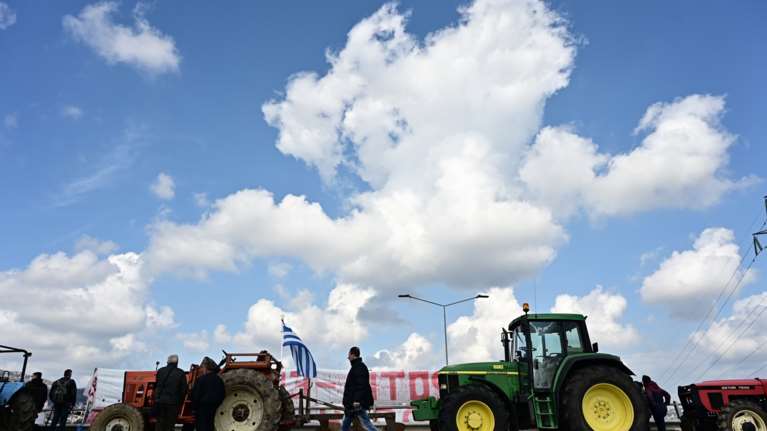 &quot;Ζεσταίνονται&quot; για κινητοποιήσεις οι αγρότες - Βγήκαν τα πρώτα τρακτέρ στην παλιά εθνική οδό