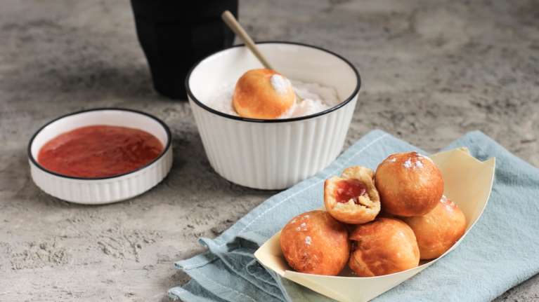 Συνταγή: Τέλειοι λουκουμάδες φούρνου με 2 μόνο υλικά - Έτοιμοι σε 10 λεπτά