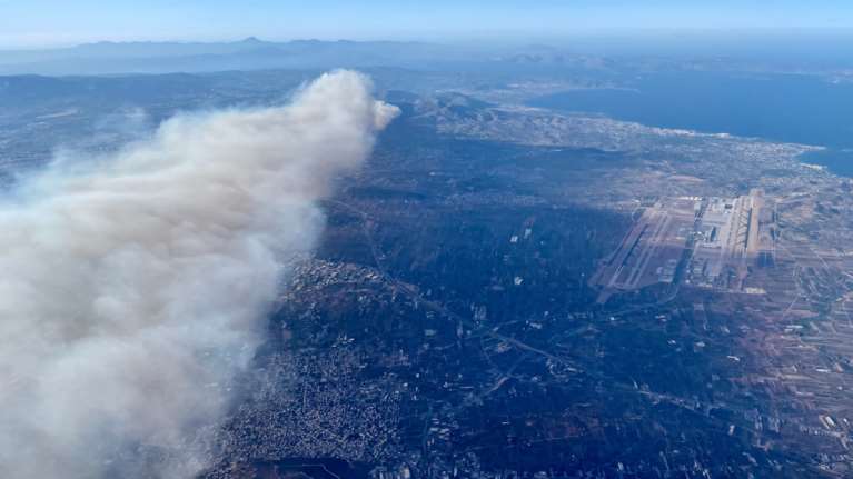 Φωτιά στην Πεντέλη: Το Reuters καταγράφει από ψηλά την καταστροφική πορεία της πυρκαγιάς [Εικόνες]