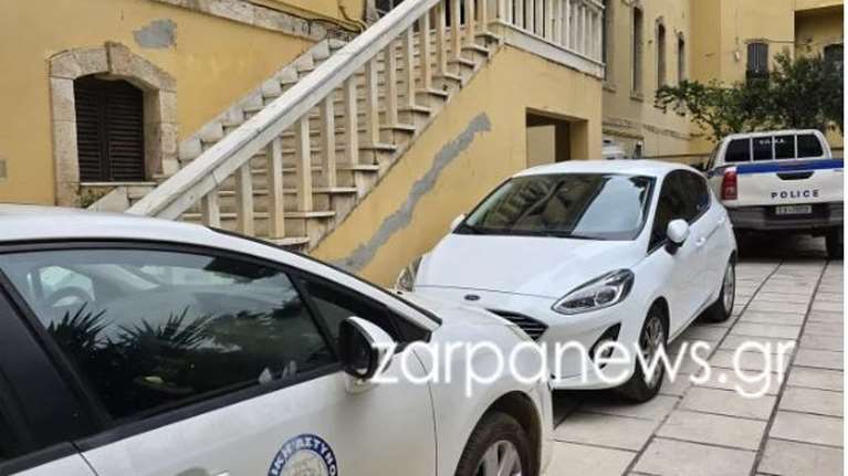 Σκηνές τρόμου στα Χανιά: 46χρονος απείλησε με σκεπάρνι την πρώην σύζυγο και τον σύντροφό της - Οι καταγγελίες για τα παιδιά