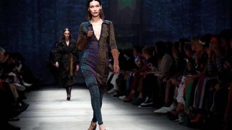 Μπέλα Χαντίντ: Με μάσκα για τον κοροναϊό και μετά τόπλες