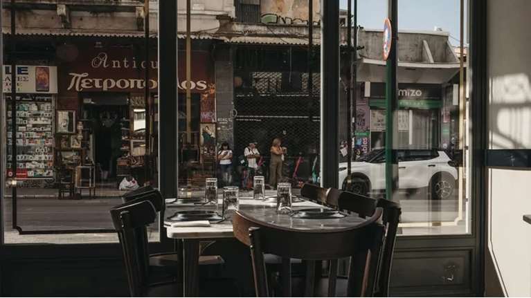 Λένε πως αυτή είναι μία από τις πιο τίμιες, νέες ταβέρνες της Αθήνας