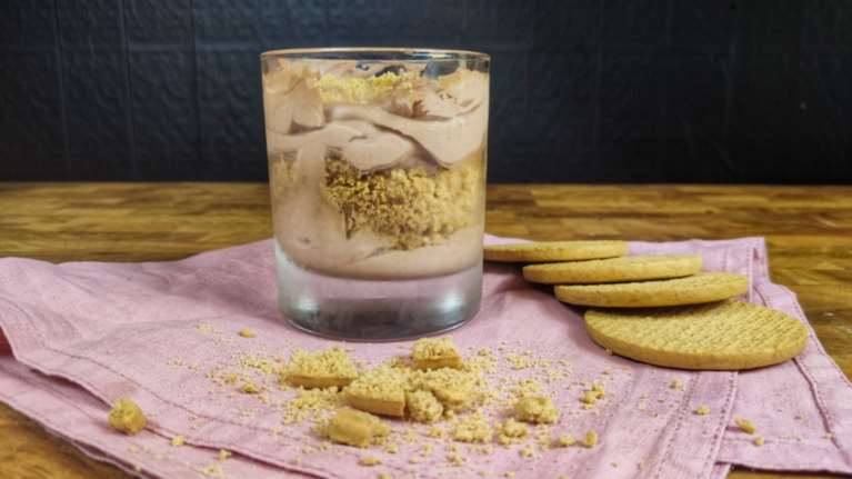 Εύκολο σοκολατένιο γλυκό ψυγείου χωρίς ζάχαρη, με 5 μόνο υλικά