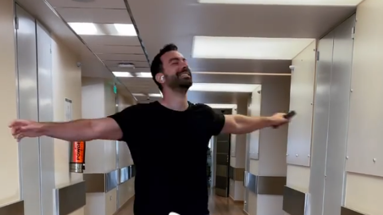 Ξετρελαμένος ο Σάκης Τανιμανίδης: Χορεύει για τις κόρες του στο μαιευτήριο [Βίντεο]