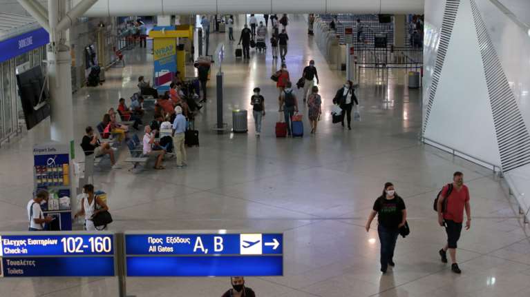 Οργισμένη καταγγελία: Κρατούν στο &quot;Ελ. Βενιζέλος&quot; 17 άτομα από την Ουκρανία χωρίς φαγητό και νερό, μαζί με ποινικούς