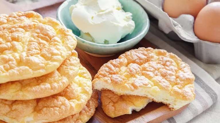 Φανταστικά απλή συνταγή για cloud bread: Το viral ψωμί χωρίς αλεύρι και γλουτένη με 3 μόλις υλικά