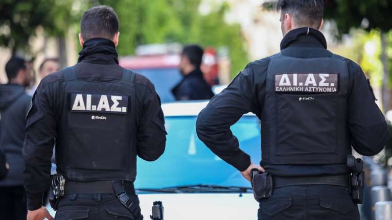 Θεσσαλονίκη: Λιποθύμησε στην Πλατεία Αριστοτέλους και τον λήστεψαν και από πάνω