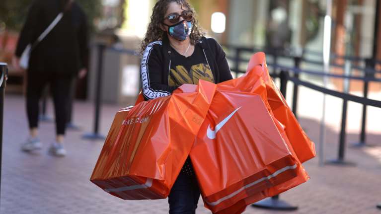 Η Nike κλείνει τα καταστήματά της στην Ελλάδα: &quot;Σπάει&quot; τα συμβόλαια με πάνω από 90 συνεργάτες της