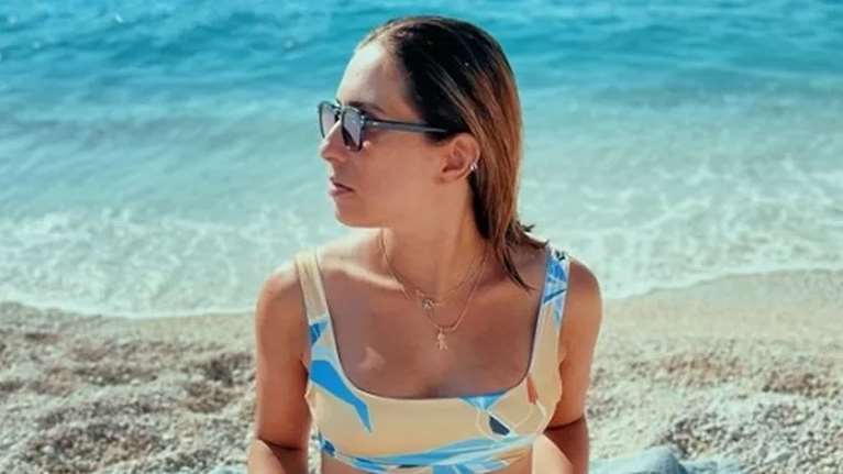 Η Αντιγόνη Ψυχράμη με φλοράλ σύνολο και κοντή μπλούζα στον έβδομο μήνα της εγκυμοσύνης της (pics)