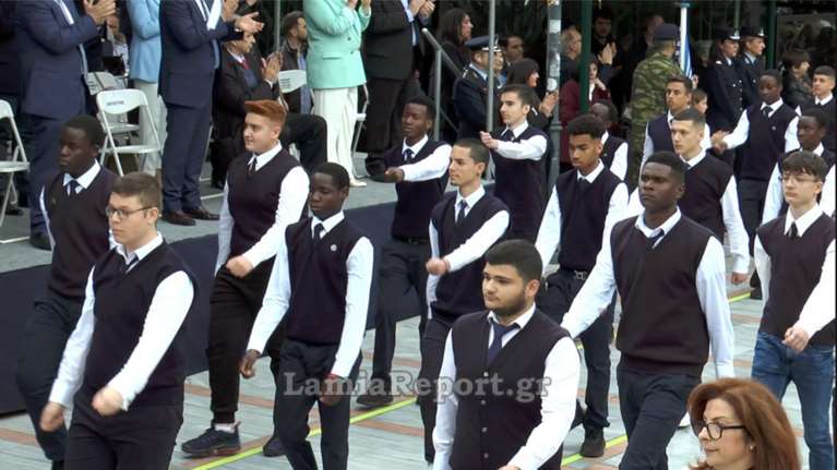 Ξεχωριστές στιγμές στη Λαμία: Ελληνόπουλα μαζί με παιδιά από Ζάμπια και Μοζαμβίκη στην παρέλαση της 25ης Μαρτίου