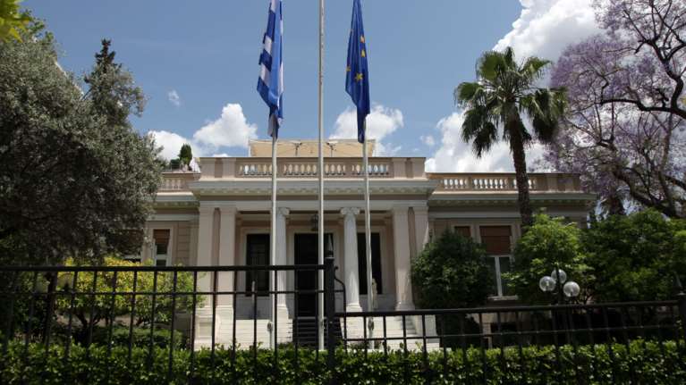 &quot;Οι φωνές του Μητσοτάκη ακούστηκαν μέχρι έξω από το Μαξίμου&quot;- Το παρασκήνιο για τα εμβόλια που αποκαλύπτει η Καθημερινή