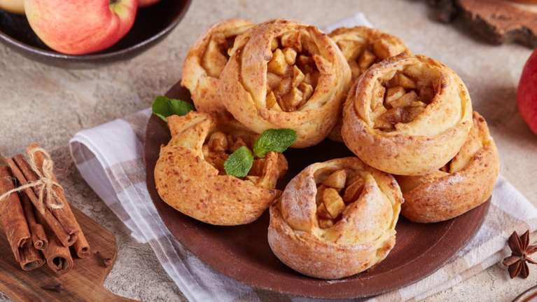 Σούπερ μηλοπιτάκια του πενταλέπτου με 2 υλικά - η καλύτερη ιδέα για γλυκό φούρνου χωρίς καθόλου κόπο