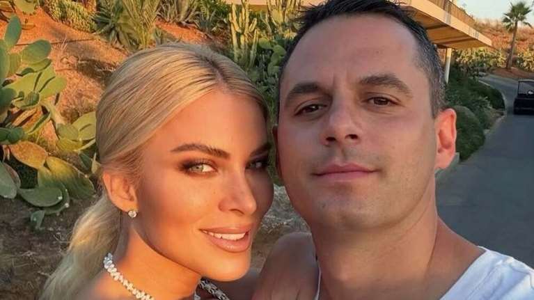 H Κατερίνα Καινούργιου απαθανατίζει τον Παναγιώτη Κουτσουμπή σε ρόλο Dj στα Κουφονήσια