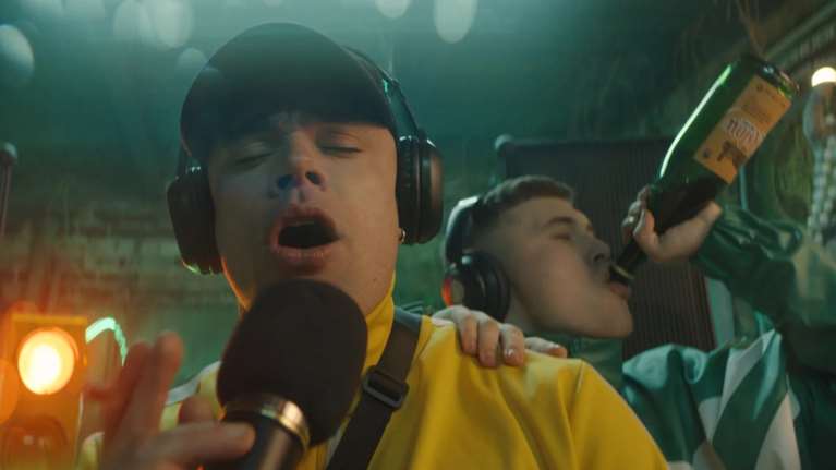 Στην πιο διασκεδαστική ταινία της χρονιάς, πρωταγωνιστεί ένα συγκρότημα που έγινε γνωστό πριν καν βγάλει δίσκο