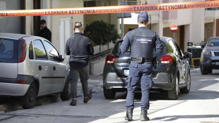 Ηλιούπολη: Εντοπίστηκαν αποτυπώματα του 36χρονου γιου στη σκανδάλη της καραμπίνας - Με αυτή σκότωσε τη μητέρα του