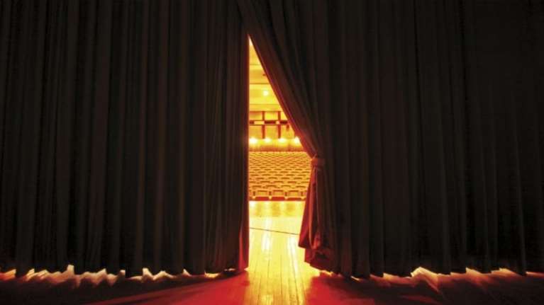 Και του λιμανιού και του σαλονιού: Θα πήγαινες ποτέ για όπερα στα Καμίνια;