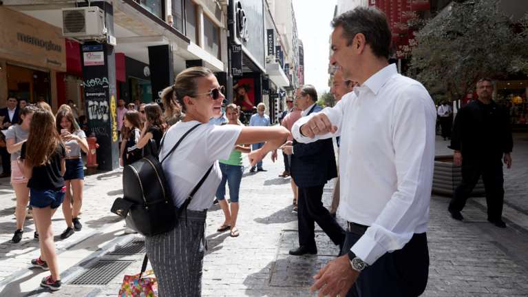 Περιοδεία Μητσοτάκη στον πεζόδρομο της Ερμού: Χαμόγελα, σέλφι και συζήτηση με καταστηματάρχες [εικόνες]