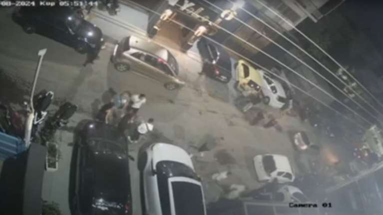 Μπουρνάζι: Η στιγμή που Ρομά πυροβολούν πορτιέρη έξω από νυκτερινό μαγαζί επειδή &quot;έφαγαν πόρτα&quot; [βίντεο]