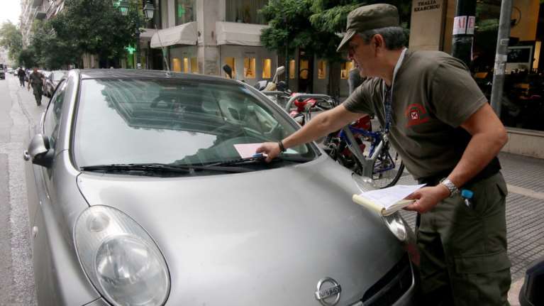 Όταν σου &quot;κολλάνε&quot; 88 κλήσεις στο παρμπρίζ και δεν &quot;βλέπεις&quot; καμία - Τι αποφάσισε το Πρωτοδικείο