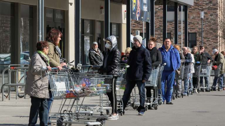 Κορονοϊός-DW: Ουρές στα γερμανικά σούπερ μάρκετ - Ανάρπαστο και πάλι το ...χαρτί υγείας!