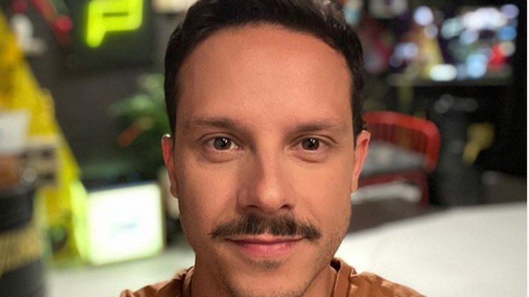 Ο Δημήτρης Μακαλιάς στο πλοίο των καλοκαιρινών διακοπών αγκαλιά με τα παιδιά του [εικόνες]