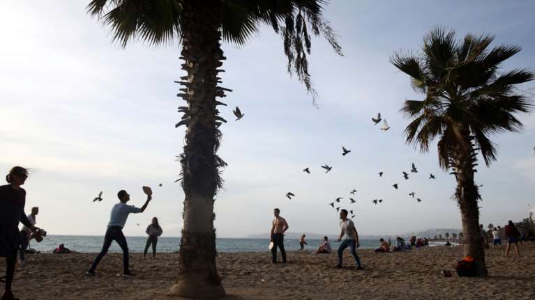 Θέμα στο Reuters η &quot;απόδραση&quot; των Ελλήνων από το lockdown για να πάνε παραλία [Εικόνες]