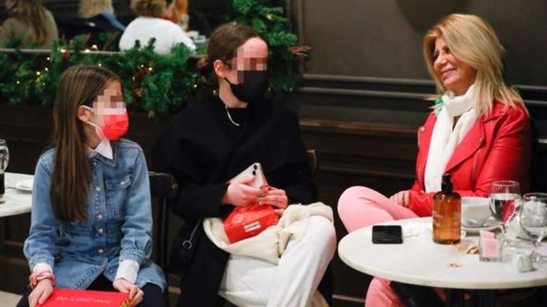 H Ζήνα Κουτσελίνη με την κόρη της και τη βαφτιστήρα της στο Golden Hall