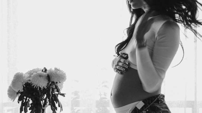 Κάνει ηλιοθεραπεία στην 32η εβδομάδα της εγκυμοσύνη της