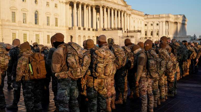 &quot;Αστακός&quot; η Ουάσινγκτον: Ο Ντόναλντ Τραμπ την κήρυξε σε κατάσταση έκτακτης ανάγκη ενόψει της ορκωμοσίας Μπάιντεν