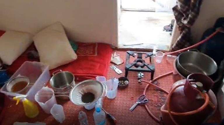 Η αστυνομία ανακάλυψε παρασκευαστήριο κρυσταλλικής μεθαμφεταμίνης στην Κυψέλη - Βρέθηκε και ηρωίνη και ecstasy