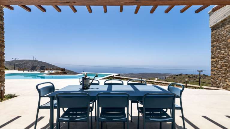 Οι "Δύο Μουριές" που ενέπνευσαν μια πανέμορφη κατοικία- Με ανοιχτή θέα προς το απέραντο Αιγαίο